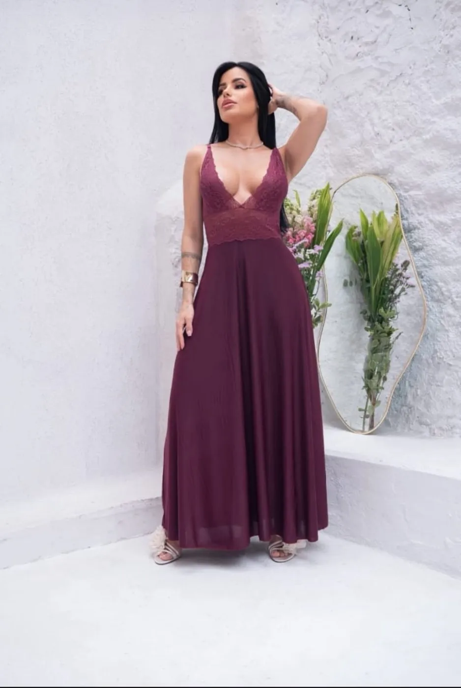 Modelo usando camisola longa vinho com busto de renda